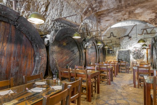 Exklusive: An unbelievable, over 1000 year-old house with 2 restaurants, a bar and a wine cellar in Sineu