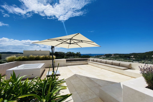 Exclusive penthouse with fantastic sea views, within walking distance to the center of Paguera