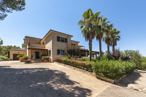 Mediterranean finca with pool and beautiful panoramic views in an idyllic location in Porreres