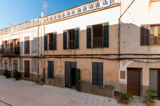 Classic Mallorcan town-house requiring renovation on the town square of Son Servera