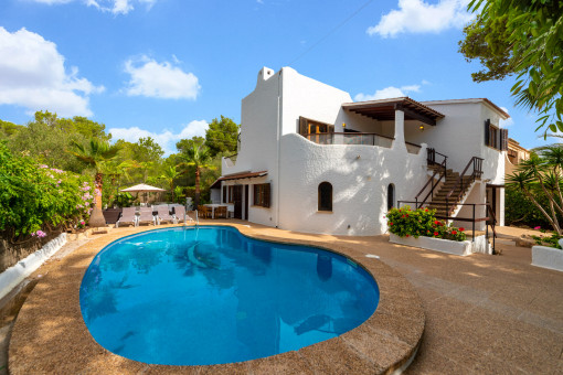 Family-friendly villa with pool and touristic rental licence only a short walk from the beach of Cala Pi
