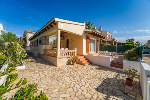 Exclusive marketing of a top-maintained, single-level villa quietly located in Son Serra de Marina
