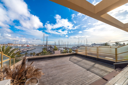 Sea-view apartment on Palma's Paseo Marítimo with large terrace and 2 parking spaces