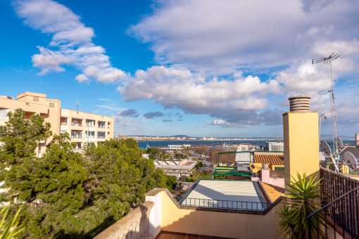 Sunny duplex with large terrace, parking and sea views in Palma