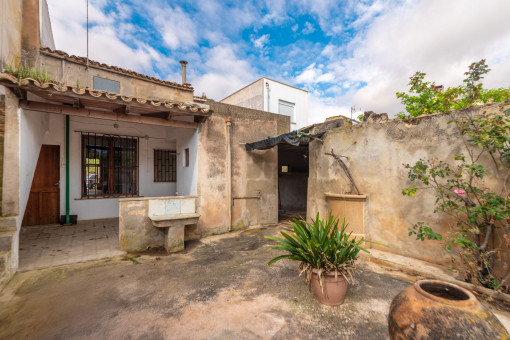 Mallorcan village house with large garden, garage and lots of potential in Llucmajor