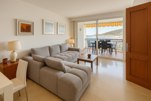 Living room with sea views and access to the balcony