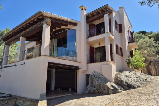 Idyllic Villa in a Quiet Location with Large Pool and Panoramic Views