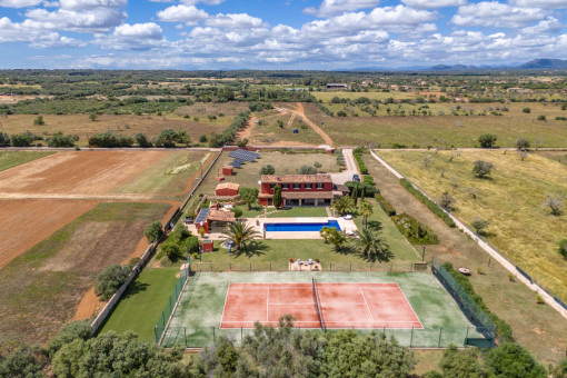 Quietly located finca with tennis court and panoramic views near Campos