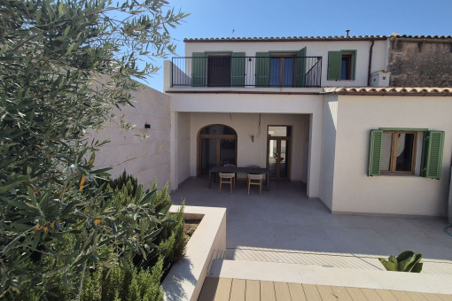 Elegant townhouse with heated saltwater pool and spacious patio in the heart of Ses Salines