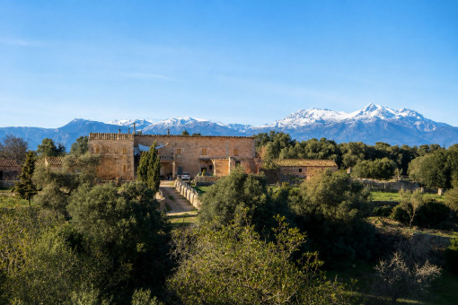 Historic estate near Sineu with approximately 76 hectares of land. Purchase